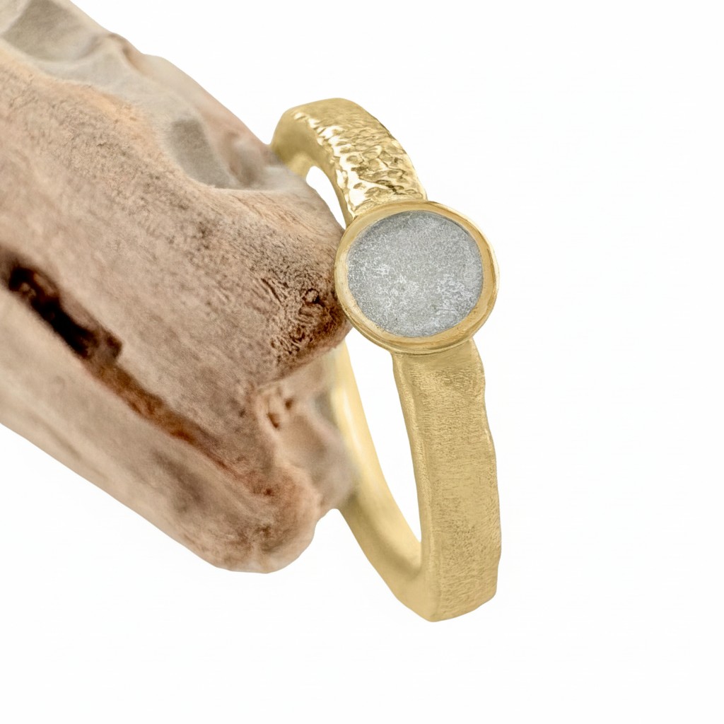 Anillo conmemorativo Hana en oro de 18 kt con cenizas integradas - joya única de recuerdo eterno y diseño orgánico. Plano de pie.